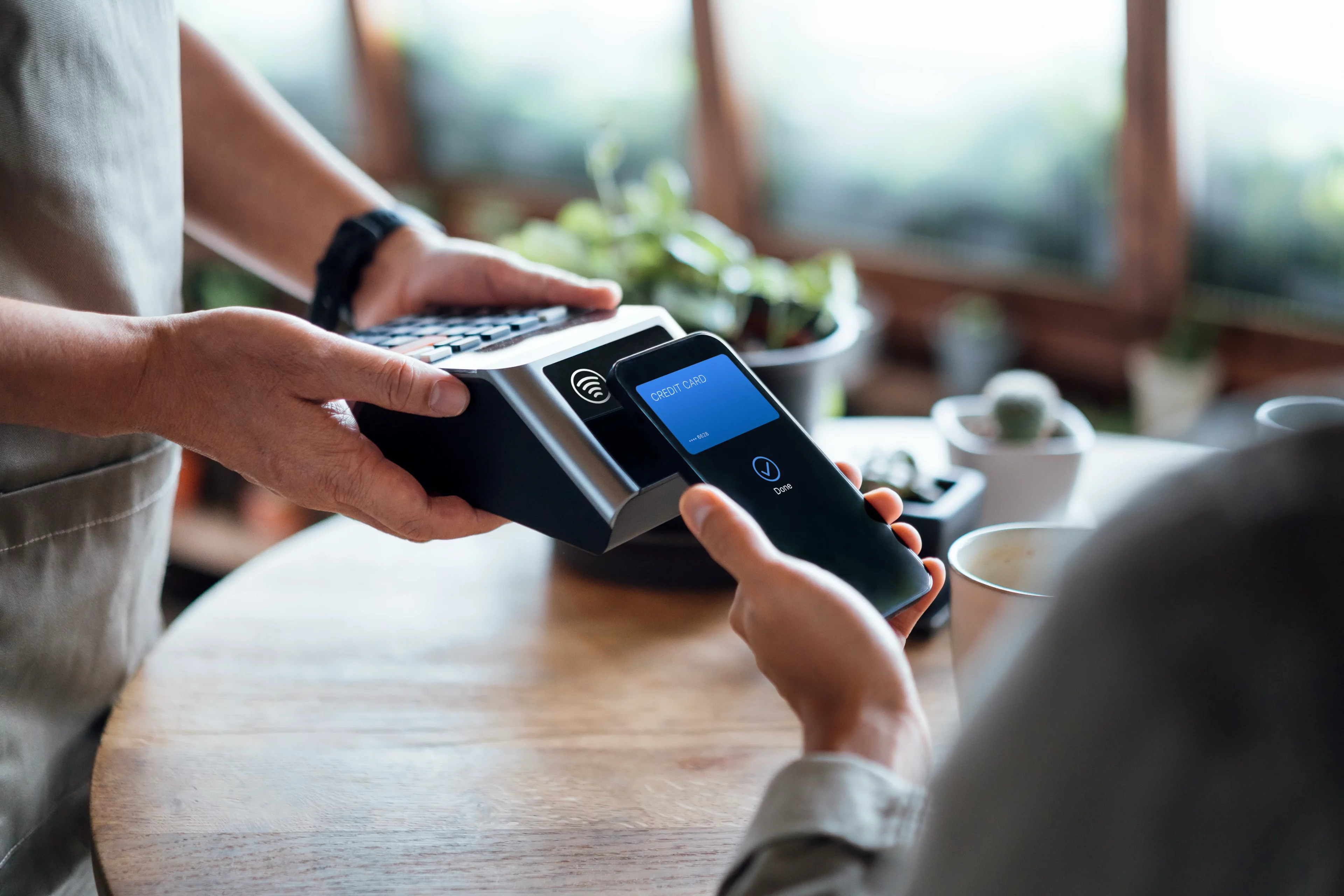 Eine Bezahlsituation mit dem Smartphone